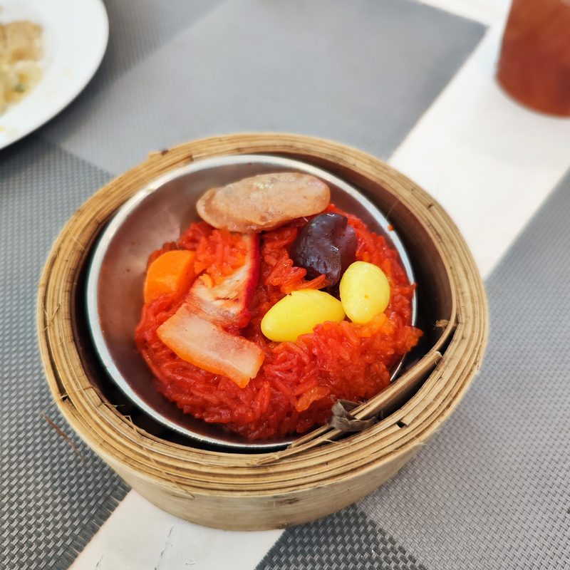 ติ่มซำราดซอสแดง มีแปะก๊วยและกุนเชียงในเข่ง