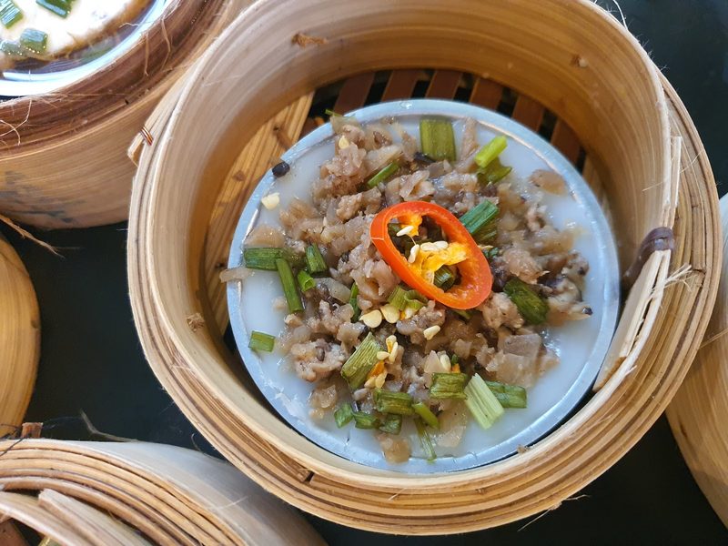 หมูสับนึ่งโรยพริกและต้นหอมในเข่งไม้ไผ่